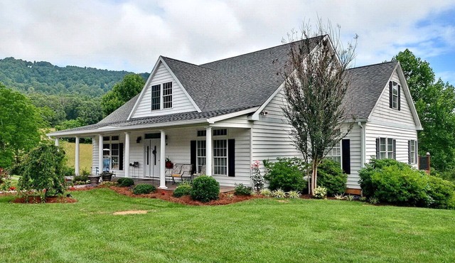 Mama Dee's Hide Away! Your home while in Asheville NC