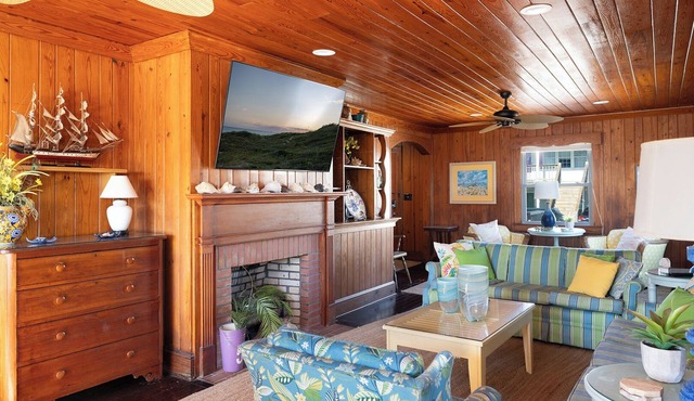 Mama's Cottage: 6 Bedrooms, 2 Baths, Oceanview House