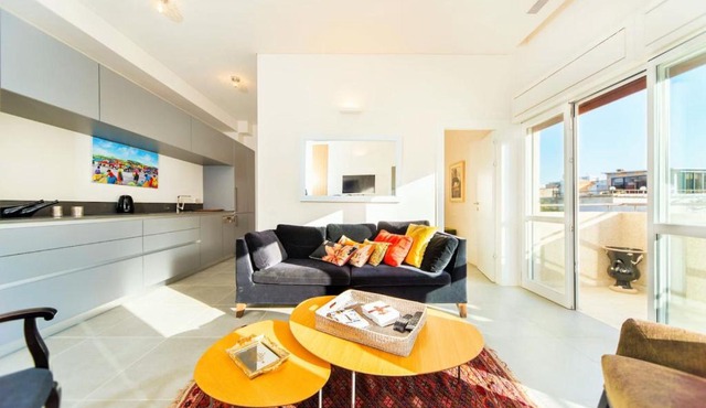 Mamad Bright Apt w Balcony 10min Walk from Beach