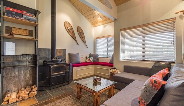 Mammoth Basecamp Views & Close to Village & Eagle A/C & Fireplace