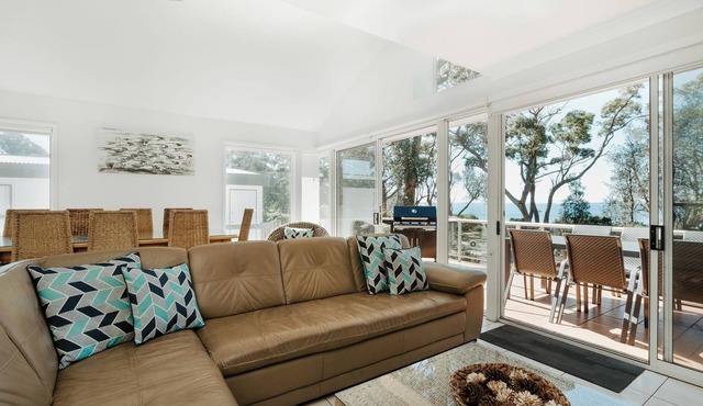 Mana Magic - Beachfront with Great ocean views