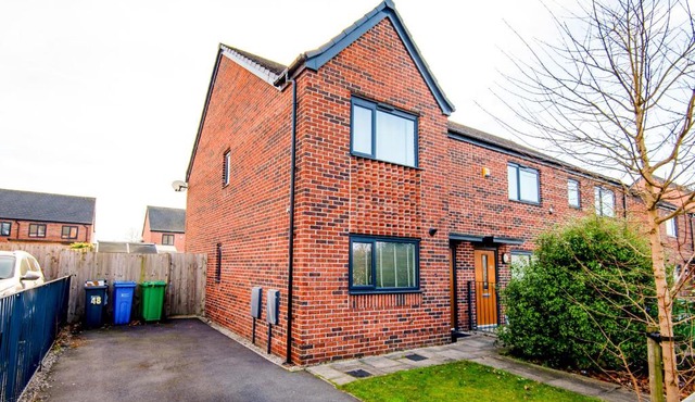 Manchester Cityside Deluxe Stay - 3 Bedroom House Great for Family with Free Parking & Garden
