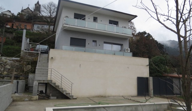 MANECAS HOUSE CREATIVE offers an outdoor swimming pool and barbecue area.