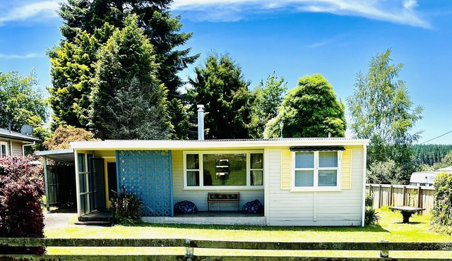 Mango Mansion - 2 minute walk to the lake!