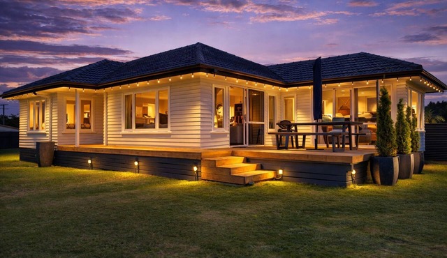 Mango Point – Renovated Family Bach, Big Yard & Boat Parking a minute from Lake