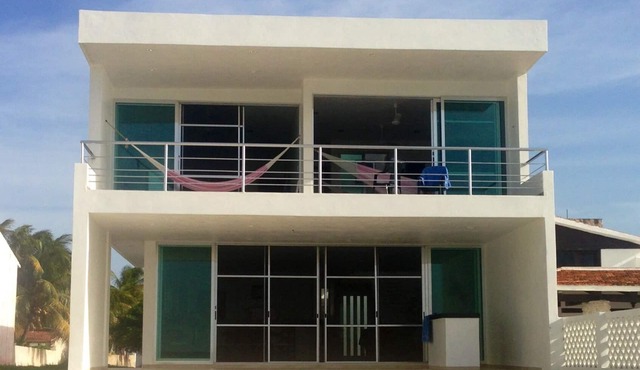 Mango's Beach House. Beach Front, Ocean View, Wifi, Sat Tv.