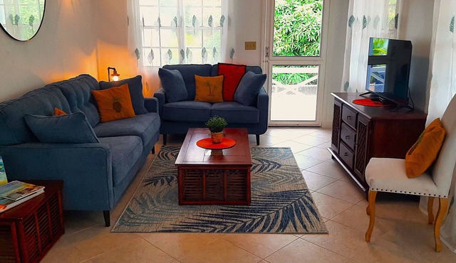 Mango Tree Cottage with Chill Pool. Short Walk To The Beach