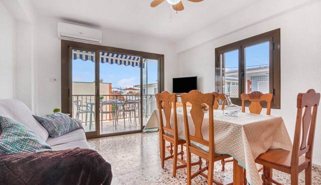 Manhattan 2 Apartment with Wi-Fi, 1 Minute from the Beach