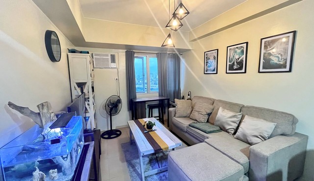 Manila Staycation for 4, near Taft, Skyway, Hospitals w/pool & WiFi