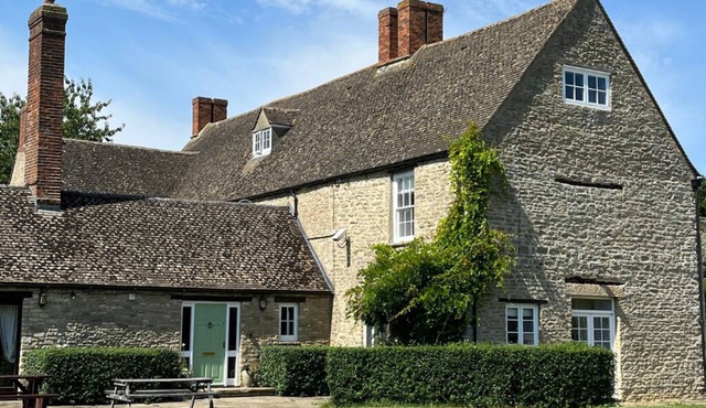 Manor House - sweeping Georgian Manor in a canal-side hamlet