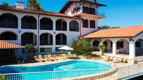 Mansão com área gourmet e vista para a praia