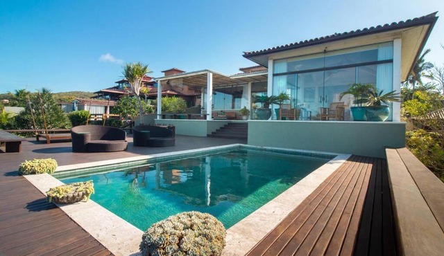 Mansão Imponente com Seis Suítes a 1min das Areias Praia da Ferradura Por Luxury Rentals