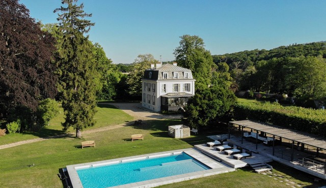 MANSION NEAR PARIS: TRADITION AND MODERNITY WITH POOL & JACUZZI