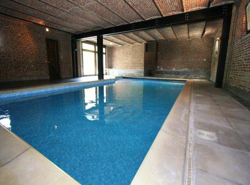 Mansion with Pool, Néblon