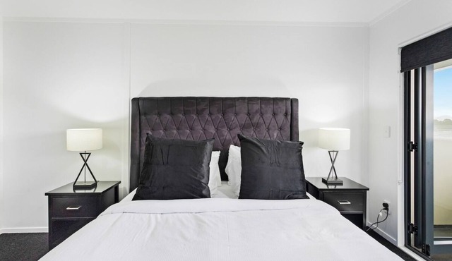 Manukau City | Stunning Apt | 3BR 2BA | Heart of Manukau