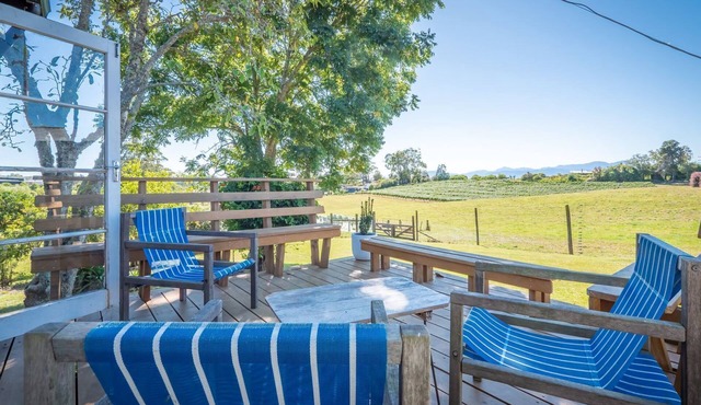 Maple Durham Cottage close to Mapua Village with rural views and cottage garden