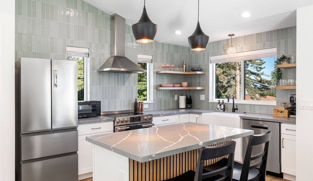 Maple Leaf Retreat |2BD 3B| Garage Parking