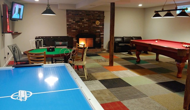 Maple View House, 3 fireplaces, sauna, game room, 4 living rooms, 4 TVs, grill