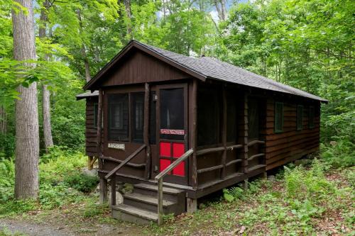 Maplewood Rustic 2BR Cabin, Water Access, Fireplace near Hanover, New Hampshire