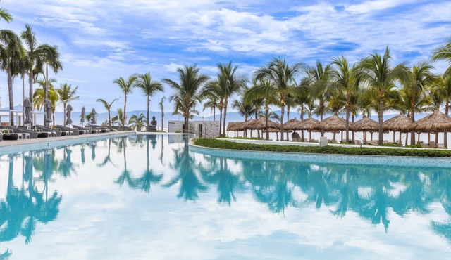Marítima Beachfront Condo: 2 Pools, Gym, Balconies