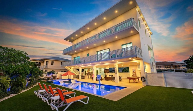 Marathon Sombrero Beach 5 min to Beach, Pool, 70' Dock, Elevator