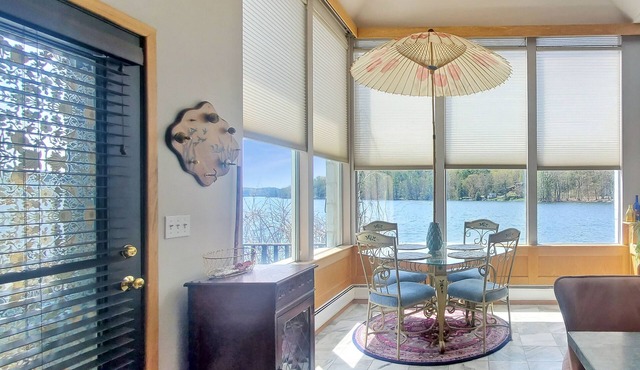 Marble House - Beautiful Lake Front Home with scenic view