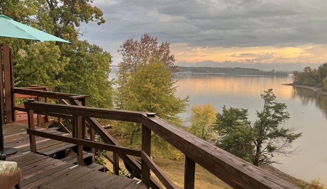 March/April Spring special: sleeps 4 with boat dock on TN River/KY Lake