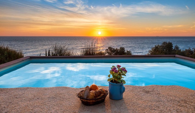 Mareverde.Gorgeous beachfront cottage with pool and very close to the sea access