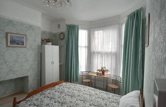 Mari London Holiday Room