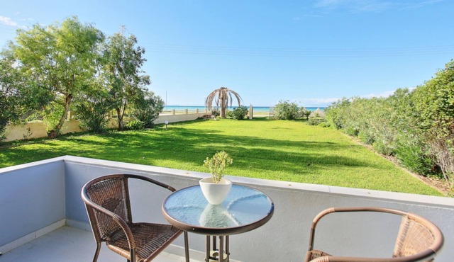 Maria Beach Studio: Beachfront studio with lovely garden and amazing sea views