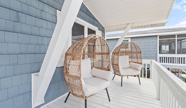 Marilyn on Monroe! 4 bedrooms, updated interior, boat dock.