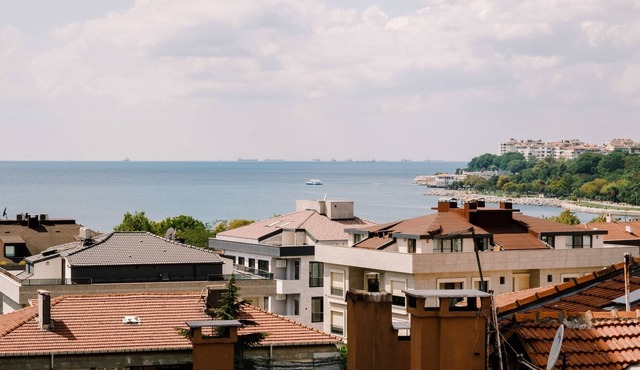 Marina Close Duplex with Patio, 5 min to Sea View