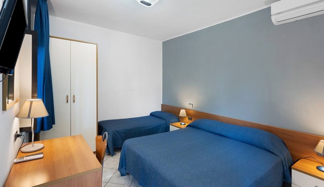Marina Living Rooms - Basic Triple Room with Shared Pool, Wi-Fi and Air Conditioning