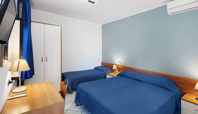 Marina Living Rooms – Basic Triple Room with Shared Pool, Wi-Fi & Air Conditioning