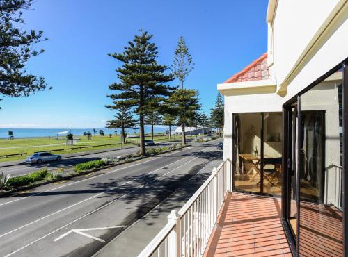 Marine Parade Magic - Napier Holiday Home
