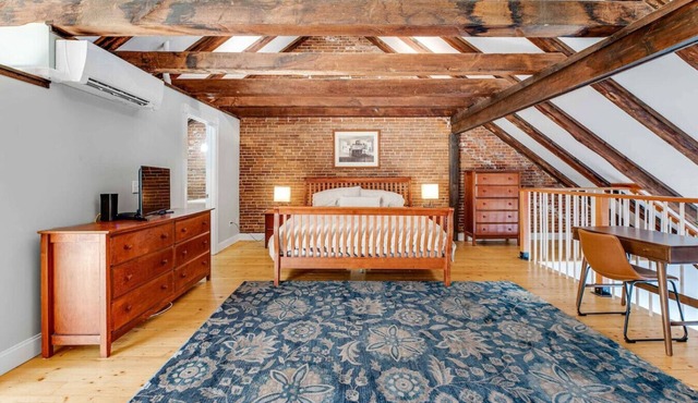 Mariner's Loft on Main St - Right Downtown!