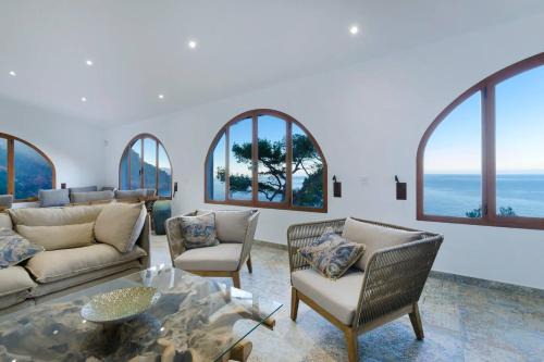 Maripins. Villa con jacuzzi y vistas únicas al mar