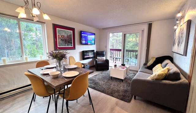 Mark IX Alpine Condo Cozy Mtn Condo 1 mile to Breck Main St + Slopes