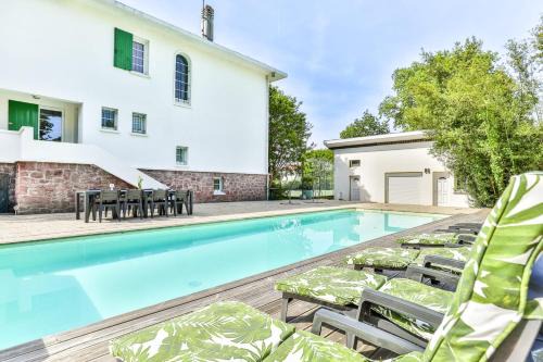Maroutine - AC - Piscine & Tennis