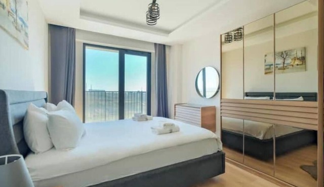 Mars - Charming Modern 2BR Apt w/ Gym & Parking