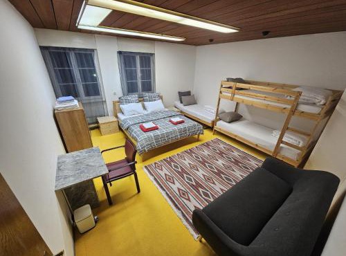 Mars - Private Room with Shared Kitchen Shower and Toilet - Chur Old Town