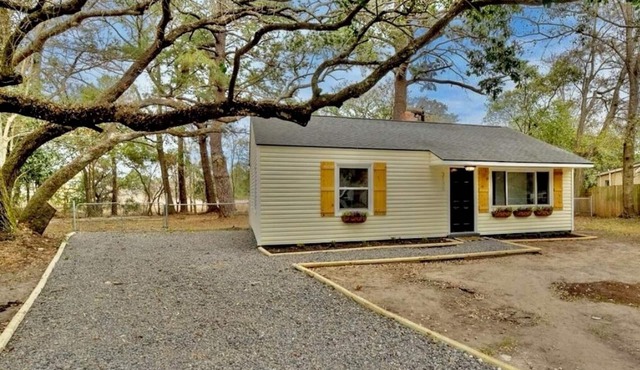 marsh front oasis-3 bedroom renovated cottage on the marsh. Centralized location