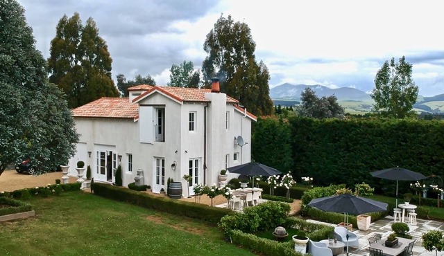 Martinborough Accommodation - 3 bedroom Italian Styled Villa in the Wairarapa