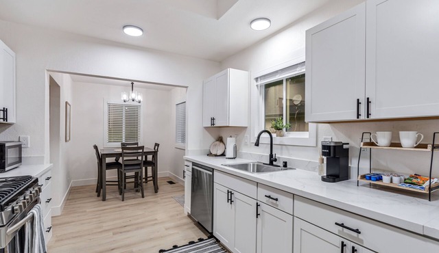 Martinez Manor - Modern Home - Close to downtown