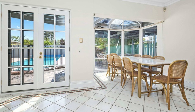 Marvel in Mitcham - 6 Bedroom, Pool, Luxury