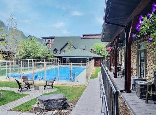 Marvellous Poolside Chalet - Pool & Hot Tub - Pets
