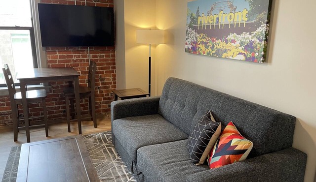 Marvelous 1 Bed Riverfront Park Travel Apartment