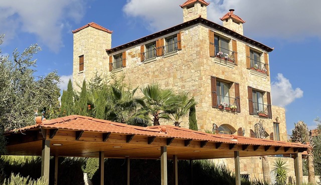Marvelous 4-bedroom villa in Amman with WiFi, AC , Swimming Pool, Outdoor HotTub