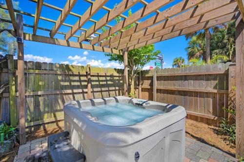 Marvelous Mermaid Bungalow, Dog-Friendly Upstairs Apt in Prime Vilano Beach