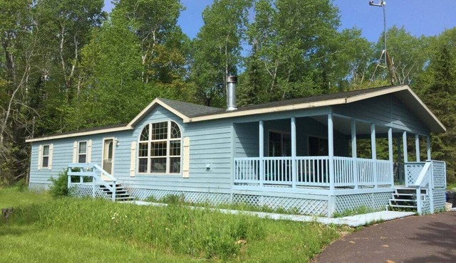 Mary Ann`s - Located on Beautiful Russell Bay with Lake Access across the Street!